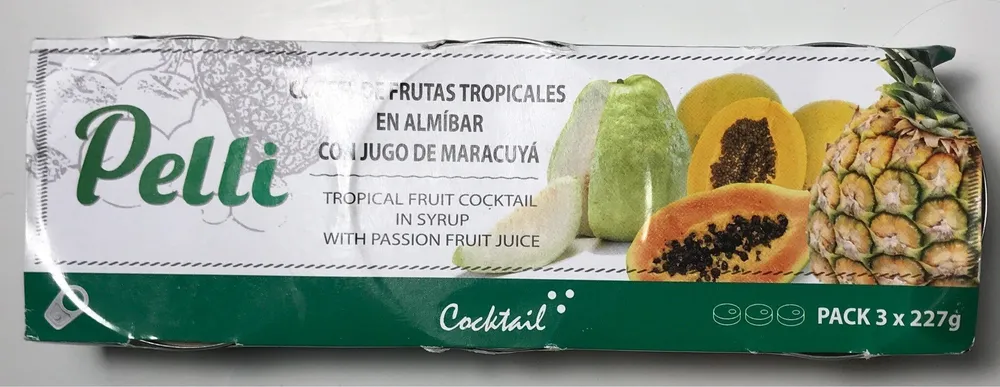 Cóctel de frutas tropicales en almíbar con jugo de maracuyá