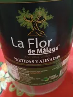 Aceitunas verdes partidas y aliñadas