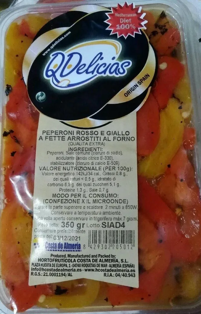 Peperoni rosso e giallo a fette arrostiti al forno