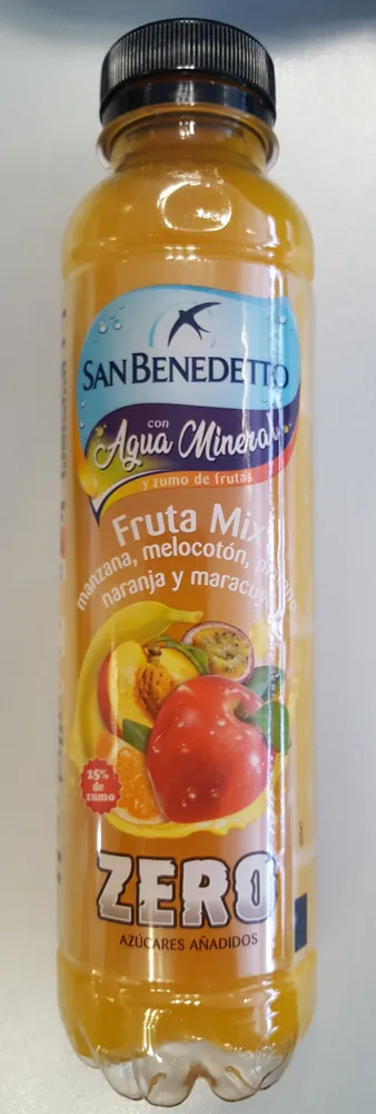 aguan mineral y zumo de frutas