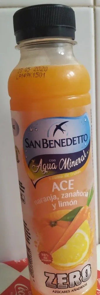 Agua mineral y zumo de frutas