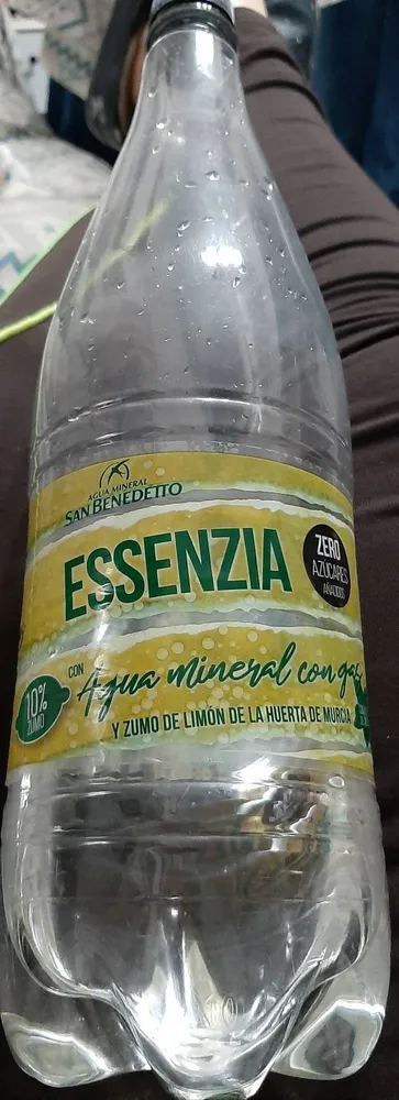 Agua mineral con gas y zumo de limón de la huerta de Murcia