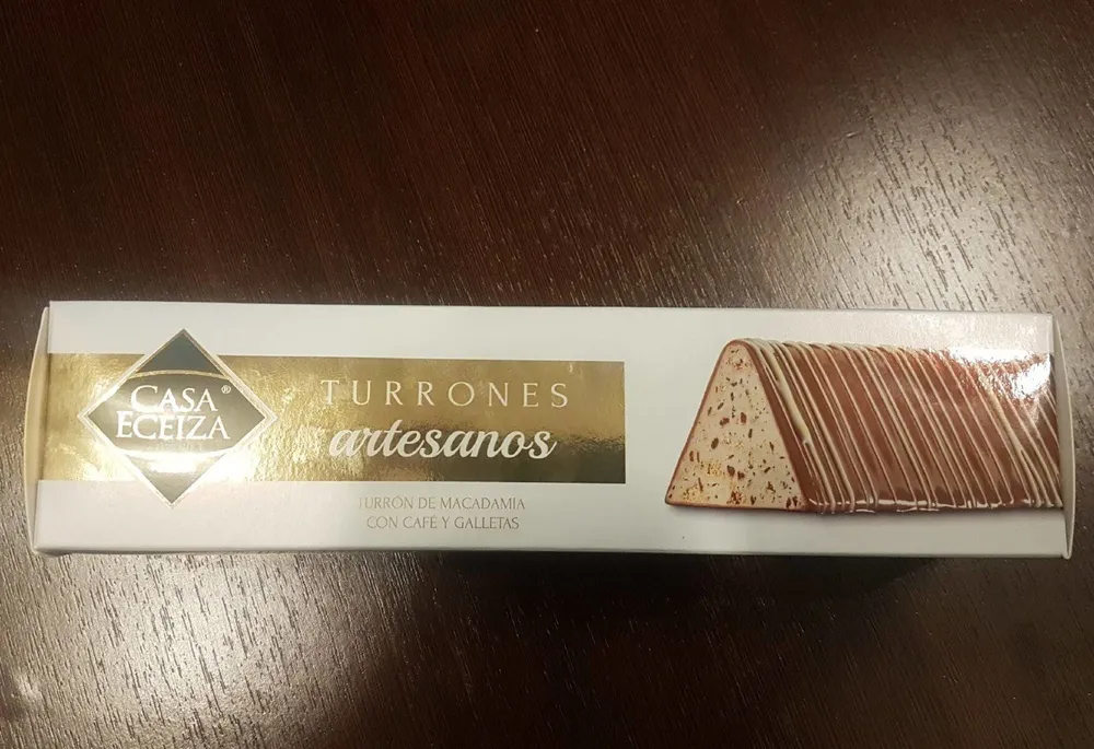 Turrón de macadamia con café y galletas