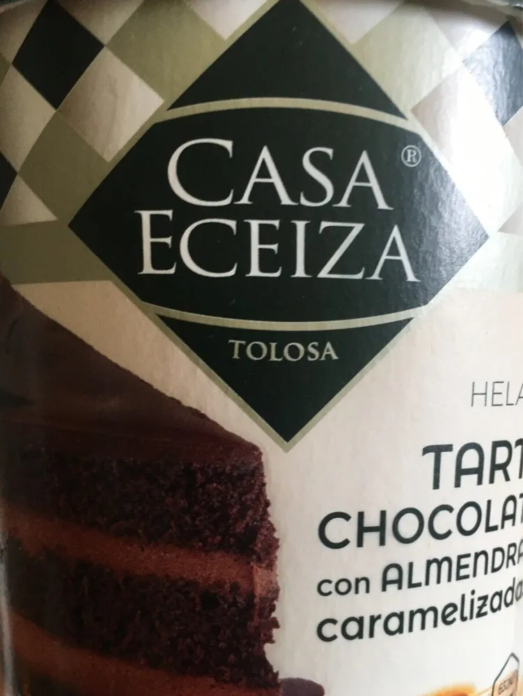 Helado tarta chocolate con almendras caramelizadas