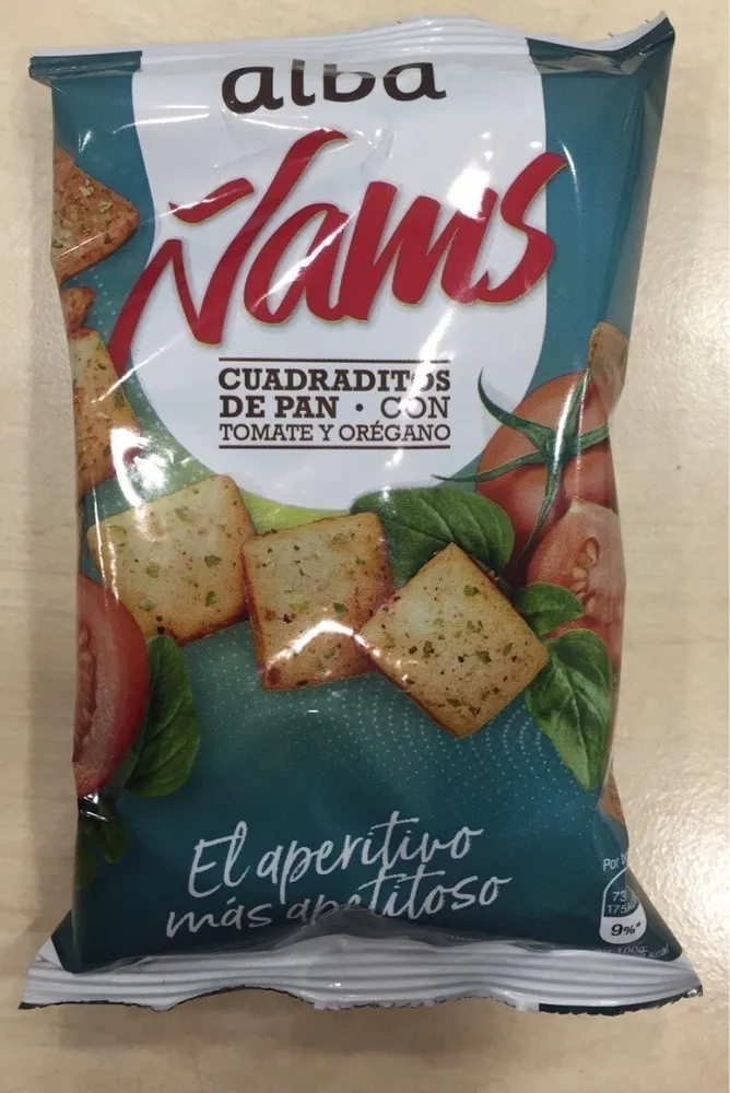 Ñams cuadraditos de pan con tomate y orégano
