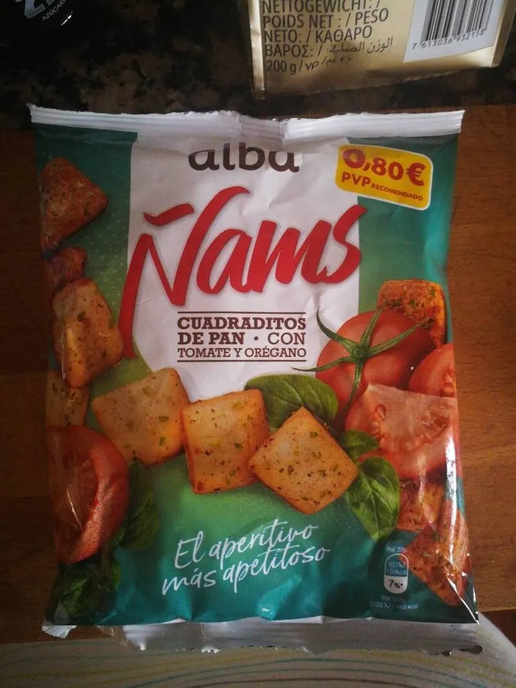 Ñams - cuadraditos de pan con tomate y orégano