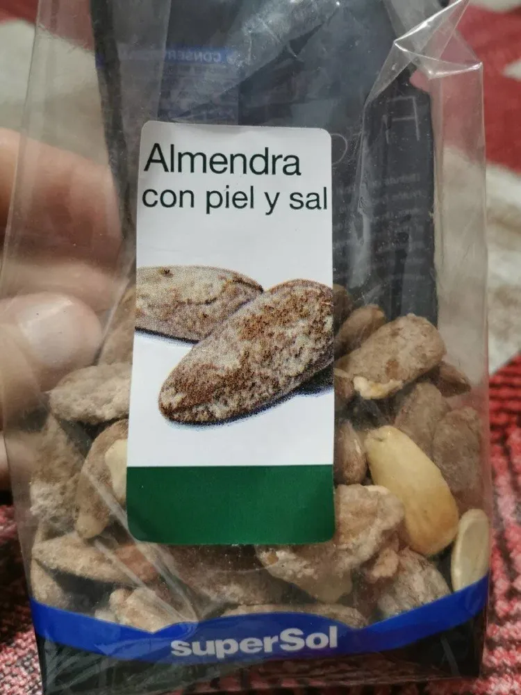 Almendra con piel y sal