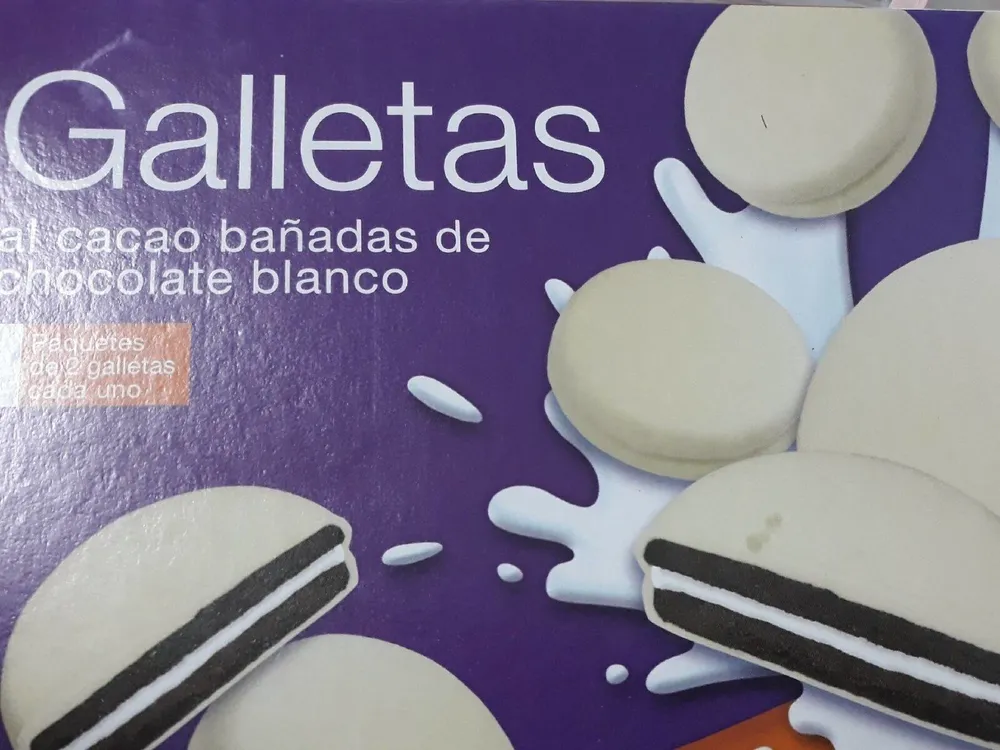 Galletas al cacao bañadas de chocolate blanco