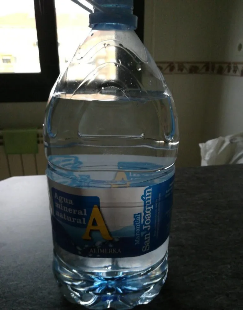 Agua mineral natural