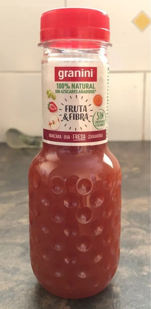 Fruta & Fibra bebida de zumo de fresa, manzana, uva, zanahoria