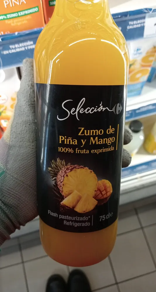 Jus d'ananas et mangue. 100% pur fruit préssé