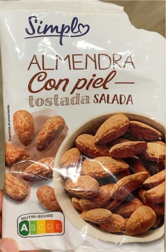 Almendra con piel — tostada salada