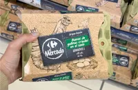 Huevos de gallinas criadas en el suelo