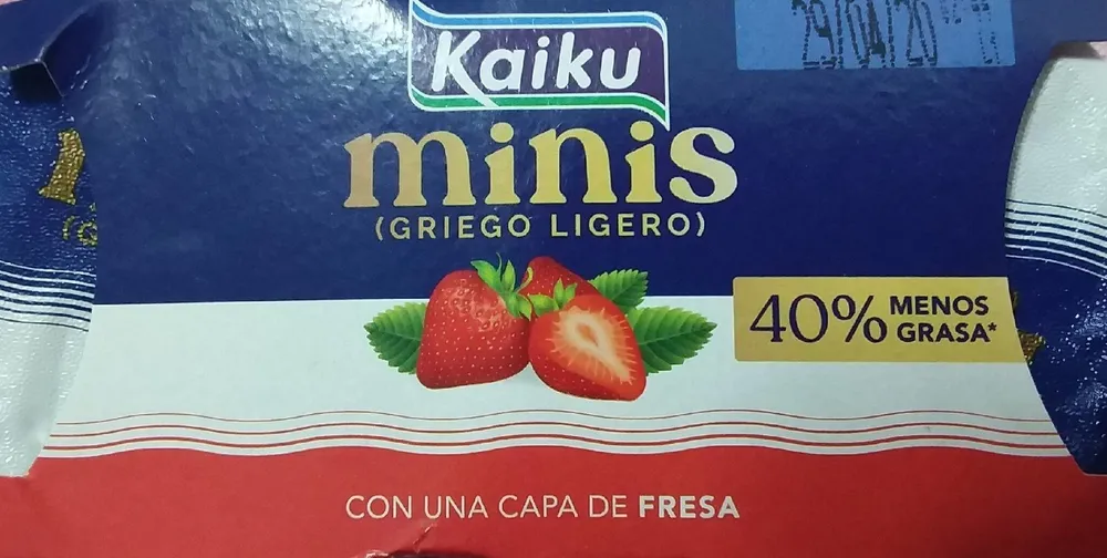 Minis griego ligero con una capa de fresa