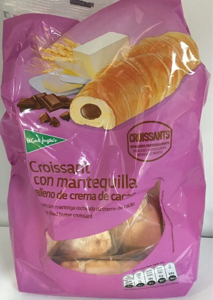 Croissant con mantequilla relleno de crema de cacao