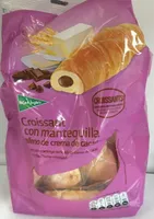 Croissant con mantequilla relleno de crema de cacao