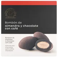 Bombón de almendra y chocolate con café