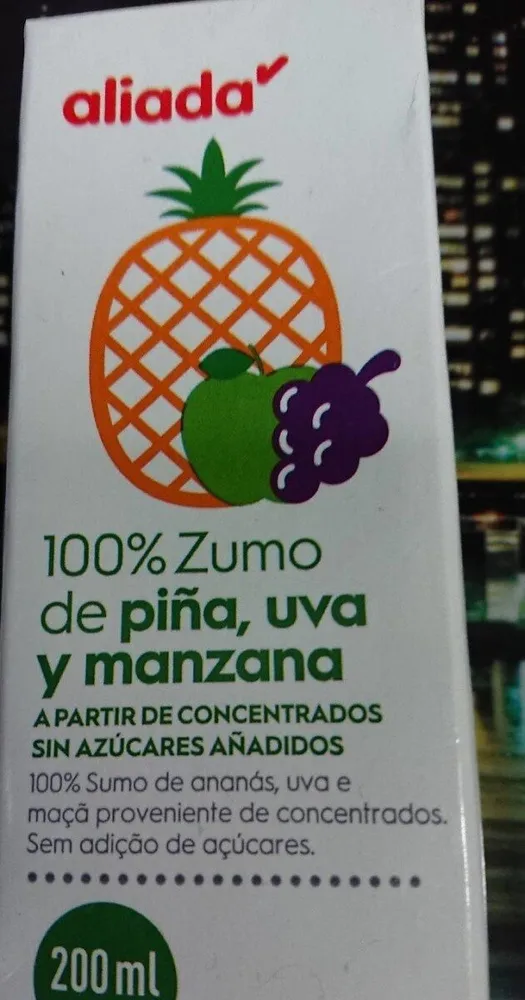 Zumo de piña, uva y manzana