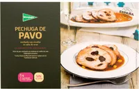 Pechuga de pavo mechada con ciruelas en salsa de uvas