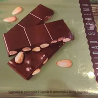 Turrón de chocolate con almendras