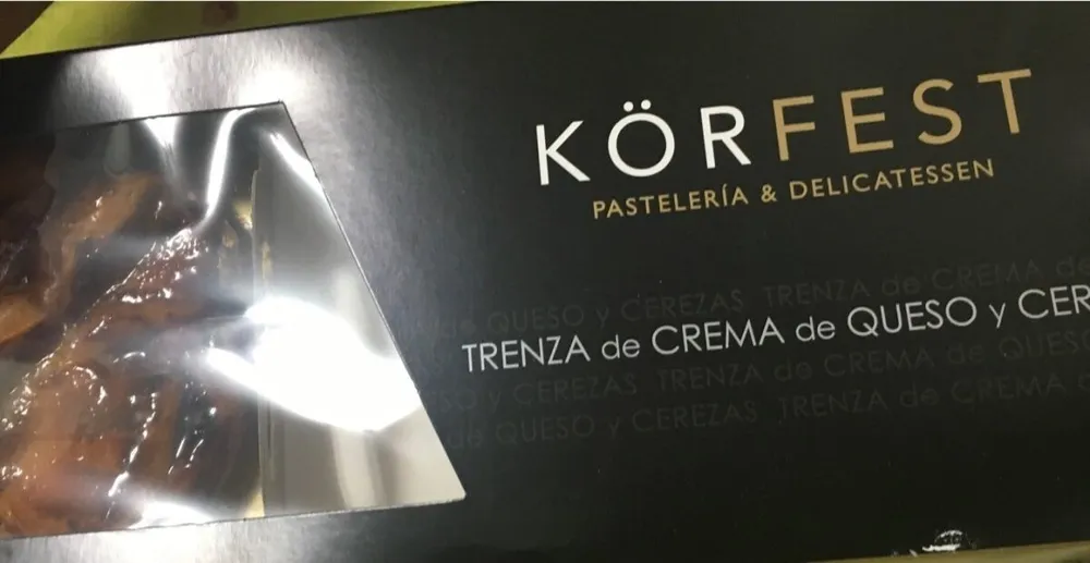 Trenza de crema de queso y cerezas