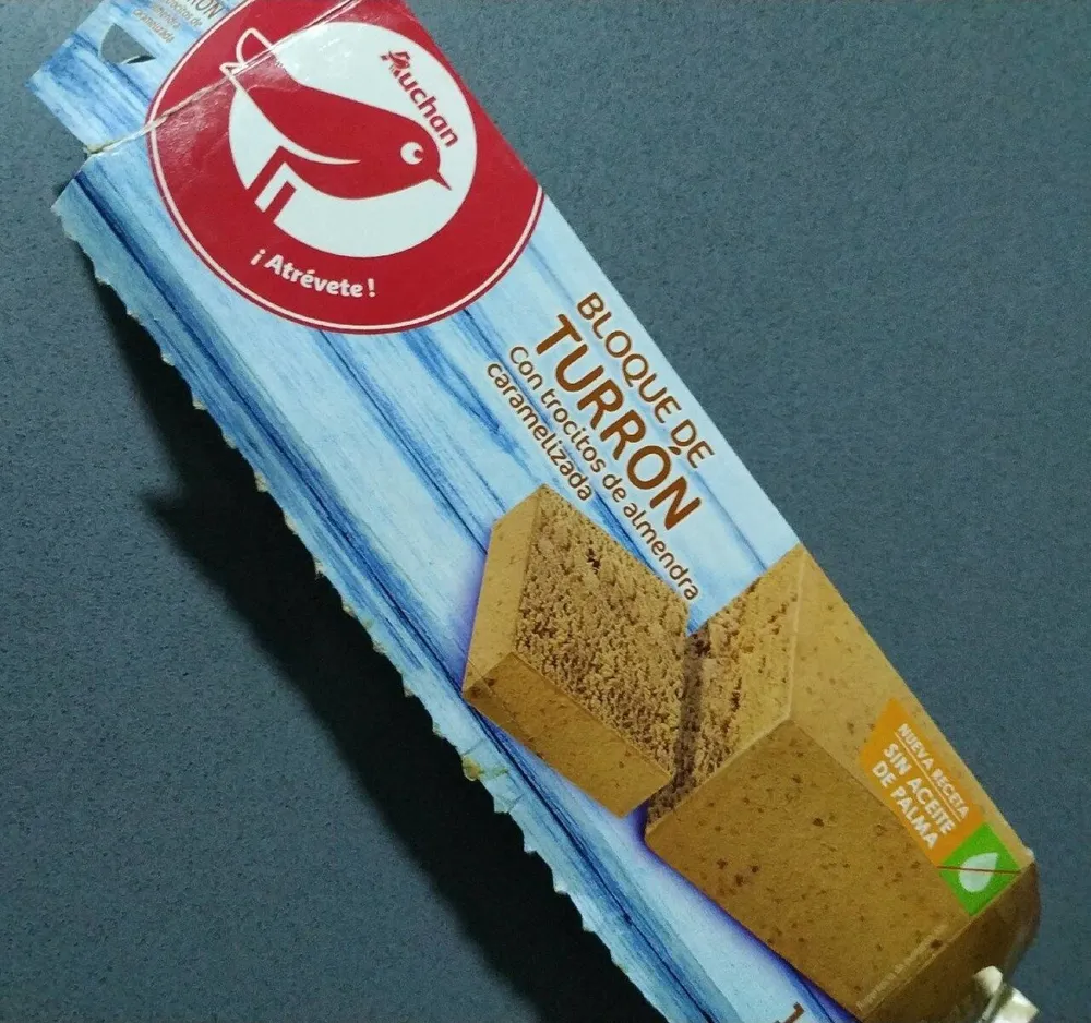 Bloque de turrón con trocitos de almendra caramelizada