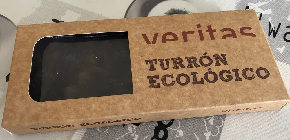 Turrón de chocolate con almendras