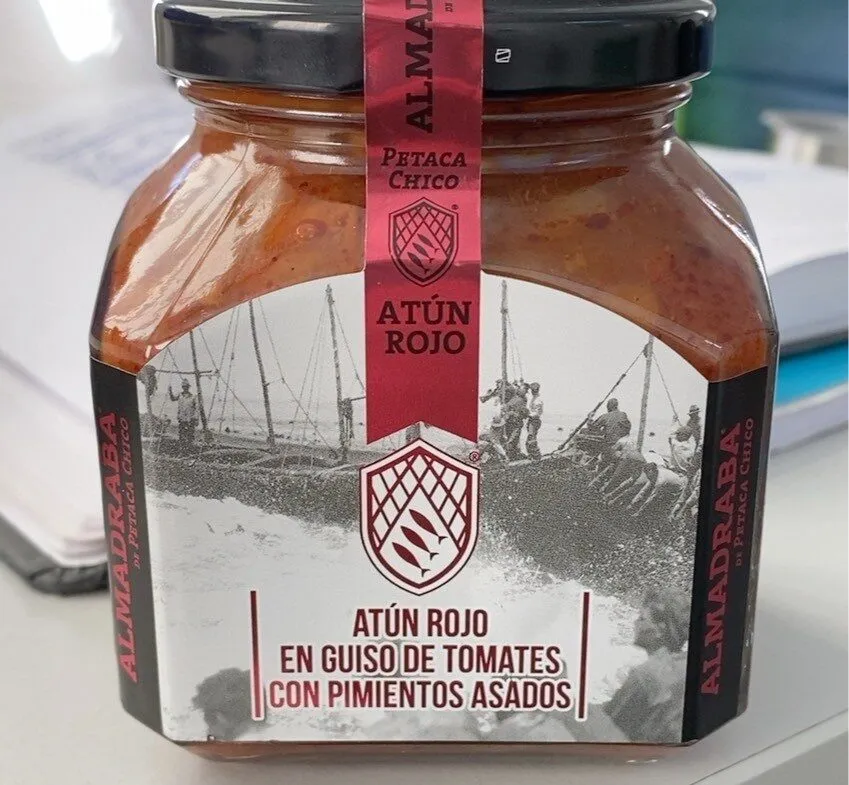 Atun rojo en guiso de tomates con pimientos asados