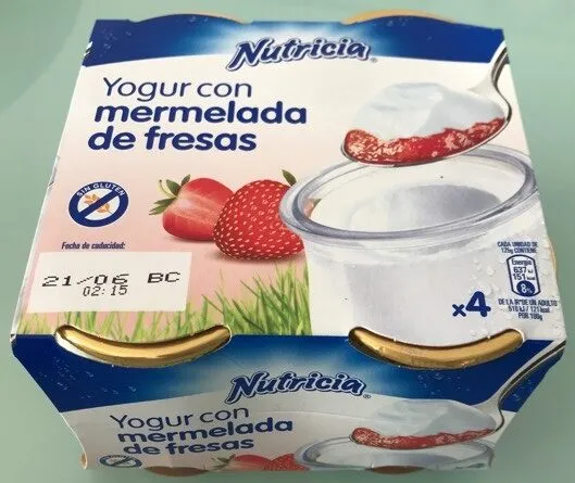 Yogur con mermelada de fresas