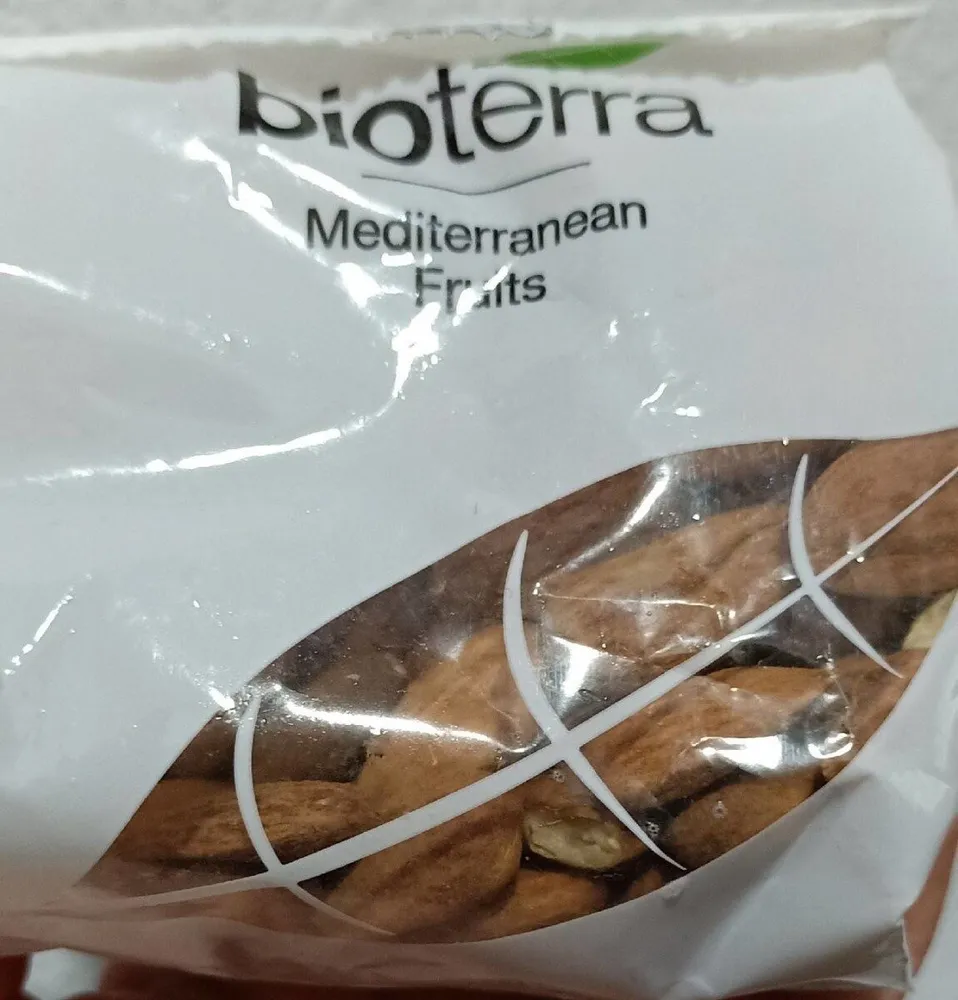 Almendra con piel