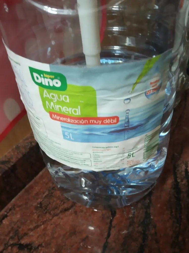 Agua mineral de mineralización muy débil
