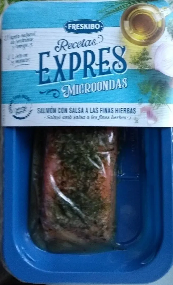 Salmón con salsa a las finas hierbas