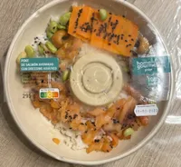 Poke de salmón ahumado con dressing asiático