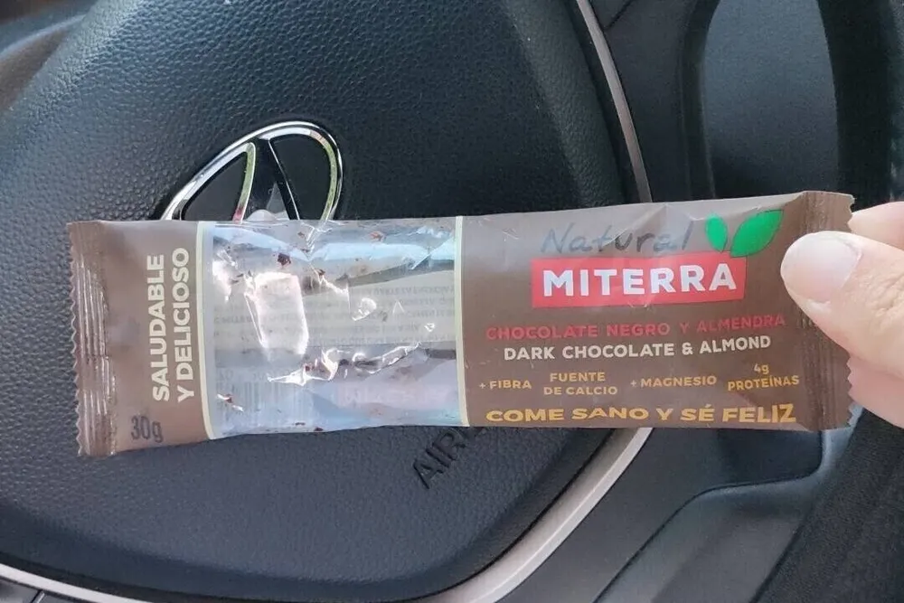 Barrita de chocolate negro y almendra