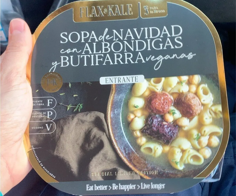 Sopa de Navidad con albóndigas y butifarra veganas