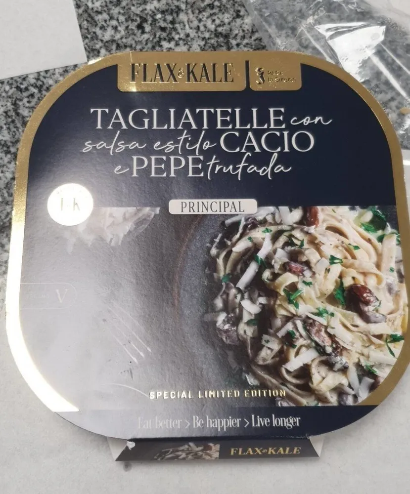 Tagliatelle con salsa estilo cacio e pepe trufada