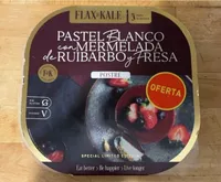Pastel blanco con mermelada de ruibarbo y fresa