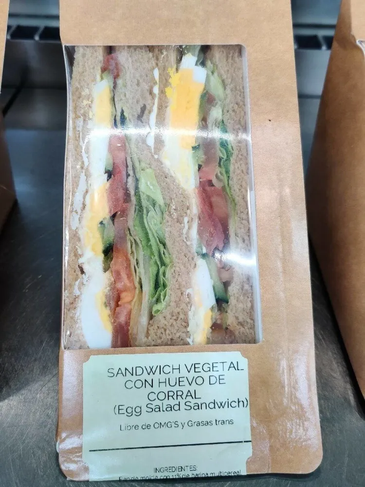 Sandwich vegetal con huevo de corral