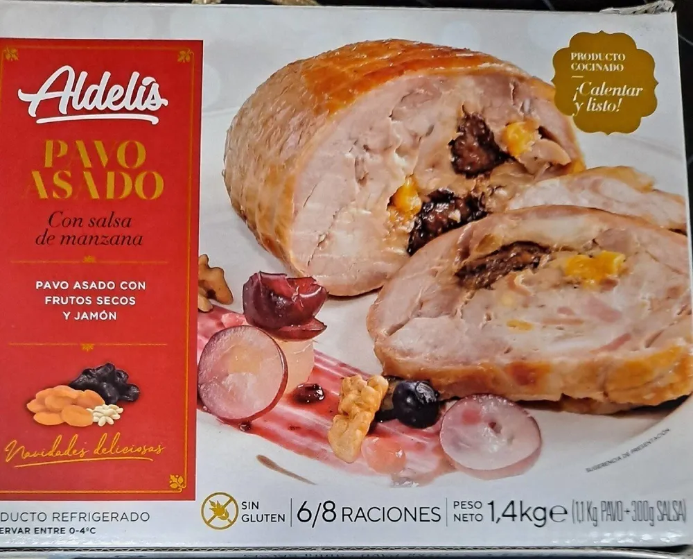 Pavo asado con salsa de manzana, frutos secos y jamon