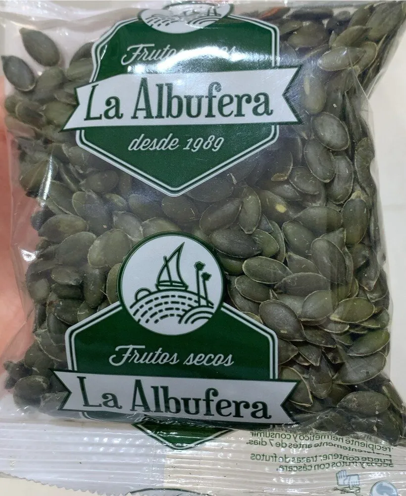 Pipa de calabaza mondada cruda