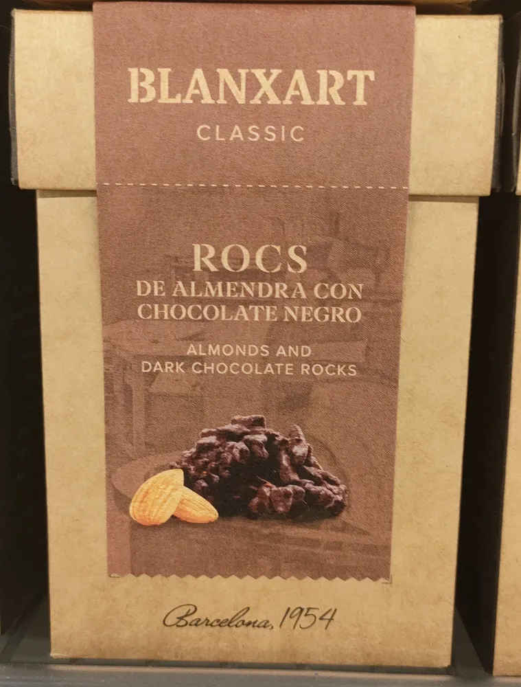 Rocas de almendra y chocolate negro