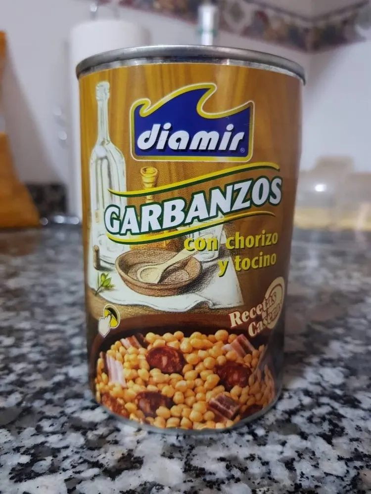 Garbanzos con chorizo y tocino