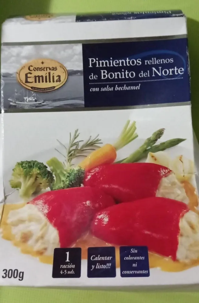 Pimientos rellenos de bonito del norte con salsa bechamel