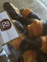 Croissant con medio baño de chocolate