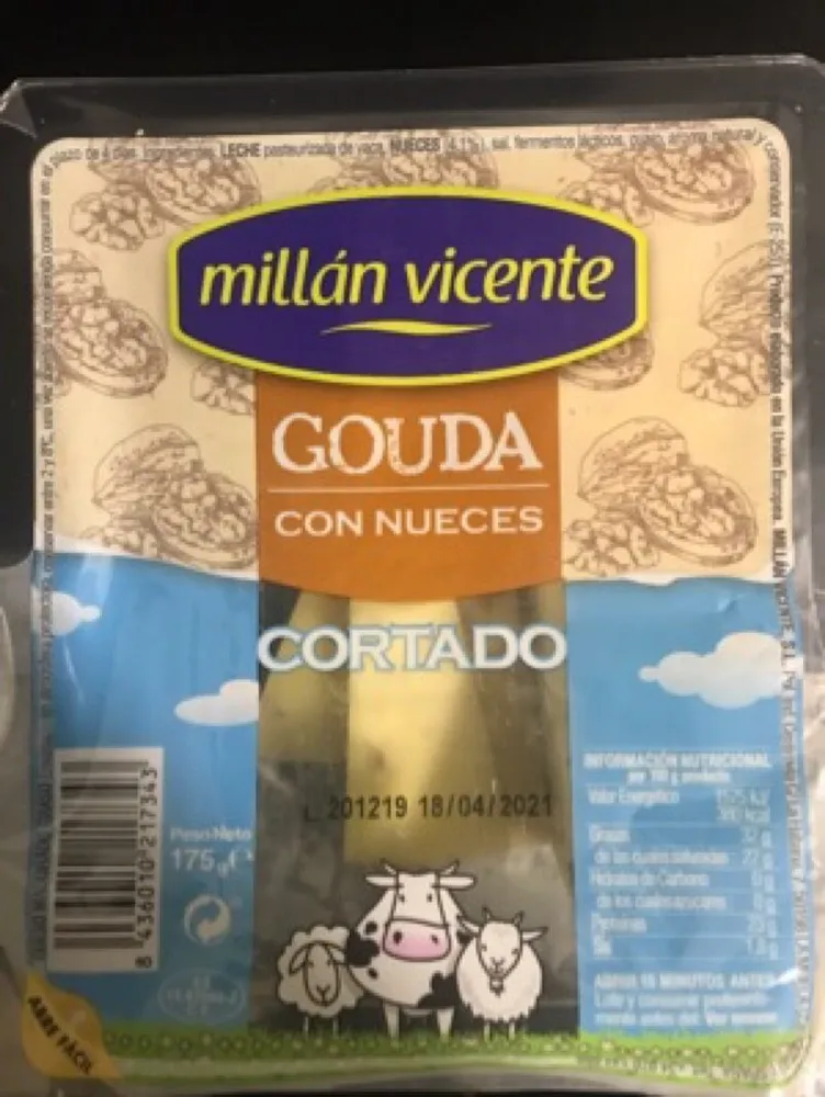 Tapas de queso gouda con nueces cortado