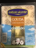 Tapas de queso gouda con nueces cortado