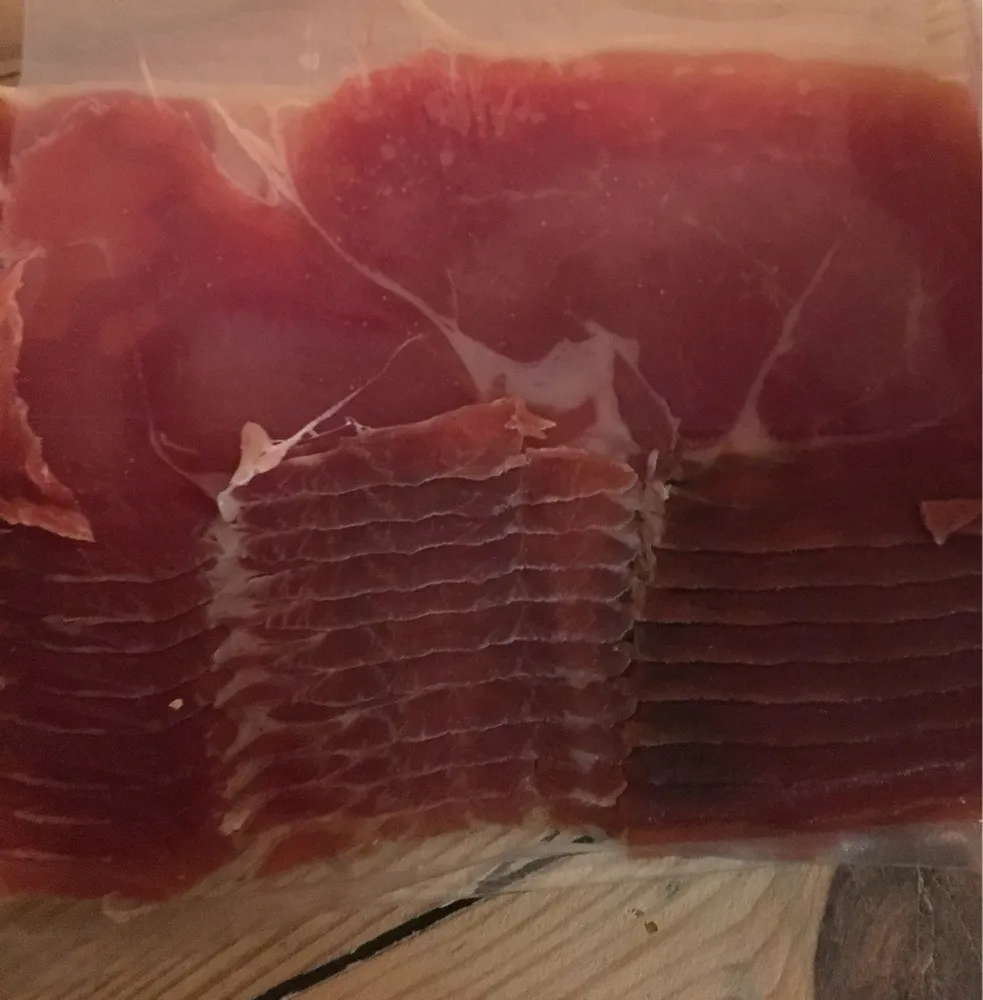 Serranos jamon bodega