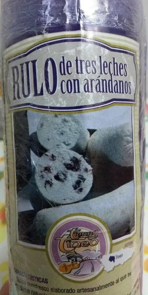 Rulo tres leches con arándanos