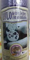 Rulo tres leches con arándanos