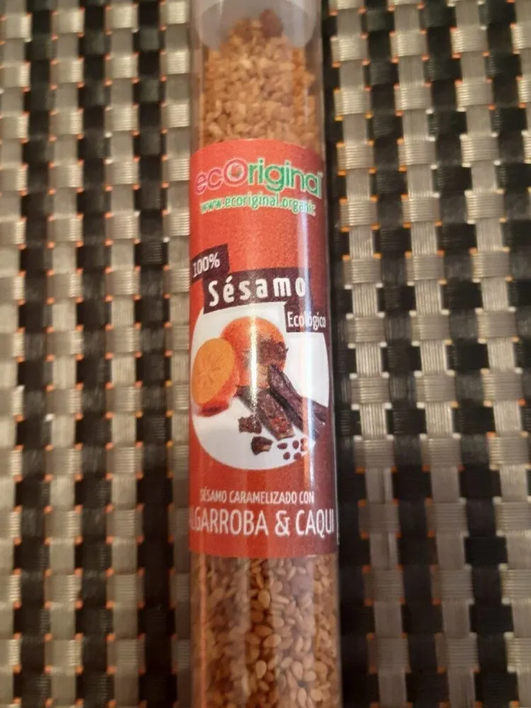 Sésamo caramelizado con algarroba y caqui eco
